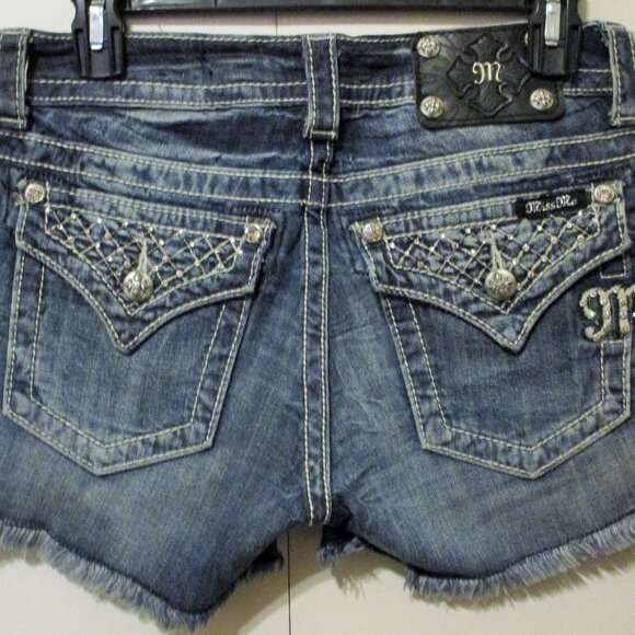 Nwot Miss Me Embellished Rhinestone denim Jean cut off Shorts Sz 27 - Picture 4 of 6